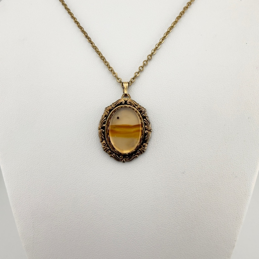 Vintage Oval Polished Agate Prong Set Pendant Gold Toned Necklace